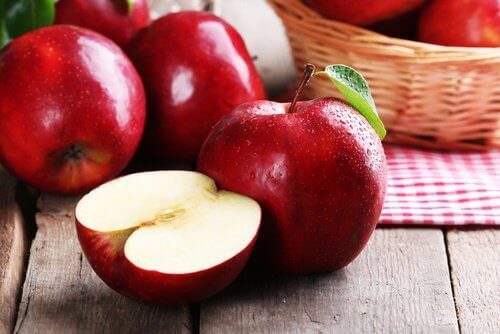 Ябълки след храна може да премахнат натрупването на зъбния камък.
