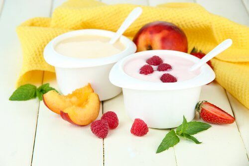 плодове и кисело мляко