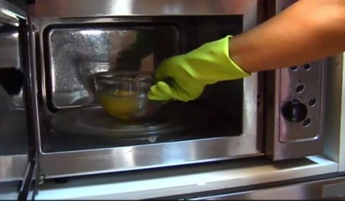 Загрейте лимона за кратко в микровълновата печка