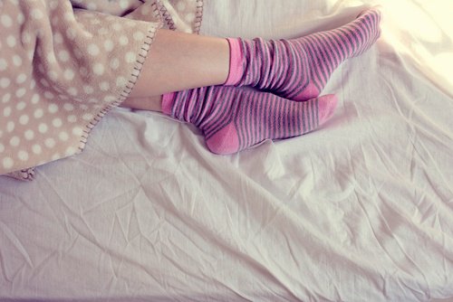 сънят с чорапи е полезен