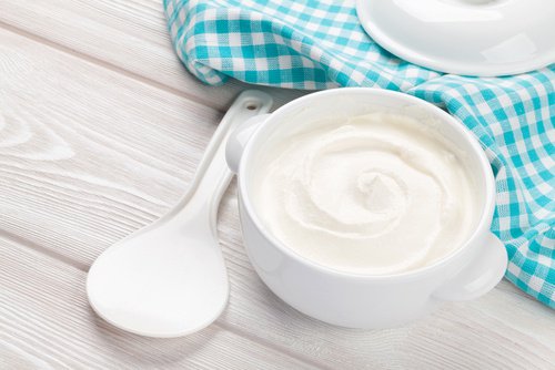 киселото мляко променя текстурата си, когато се съхранява няколко дни във фризер.