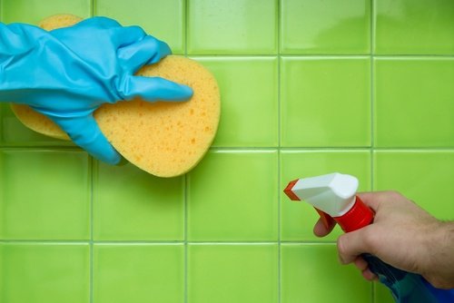 Белината е химически по-агресивен продукт срещу петна по фугите