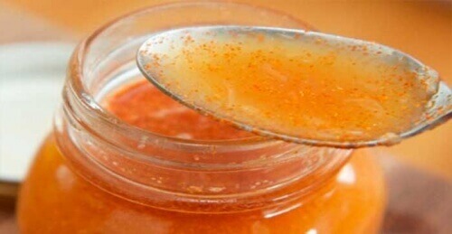Просто натурално лечебно средство от мед и куркума