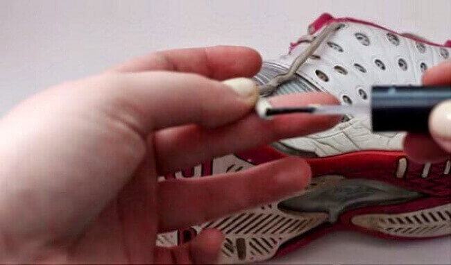 Предпазване на връзки за обувки с лака за нокти