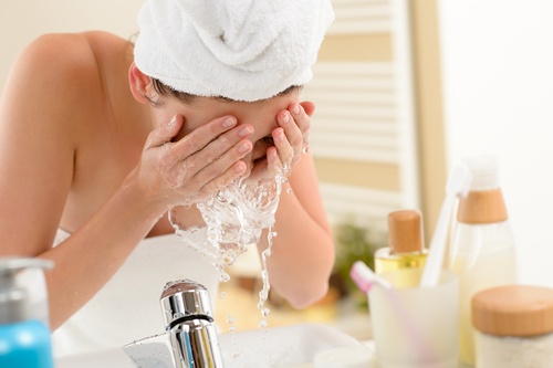 Първа стъпка за сваляне на грима - изплакване с вода и мек сапун