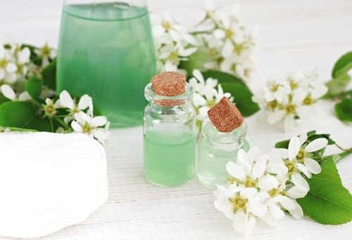 След почистване на грима от лицето,  използвайте овлажняващ крем.