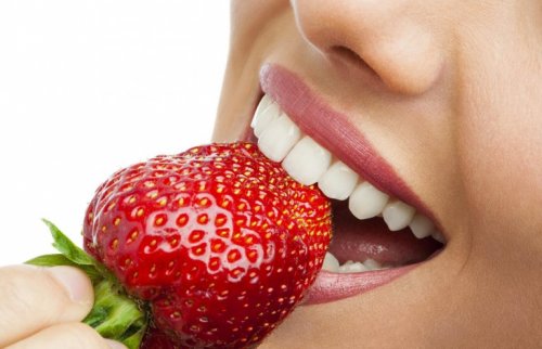 плаката върху емайла на зъбите може да се премахне и с плодове, например ягоди