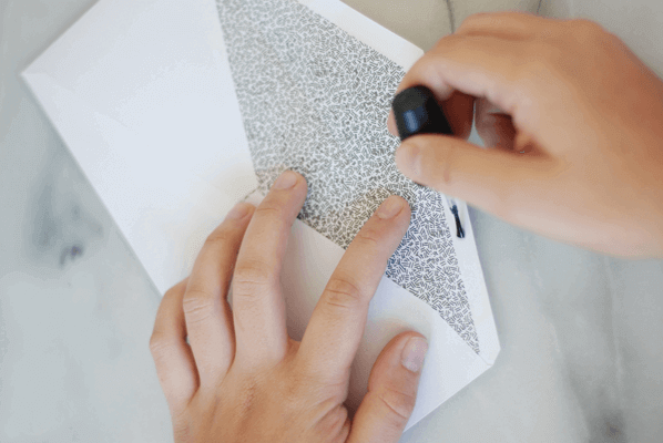 Запечатване на пликове с лака за нокти