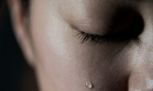 Плачът е проява на физическото отражение на тъгата върху тялото.