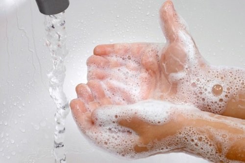 Какво не трябва да докосвате, ако не сте си измили ръцете?