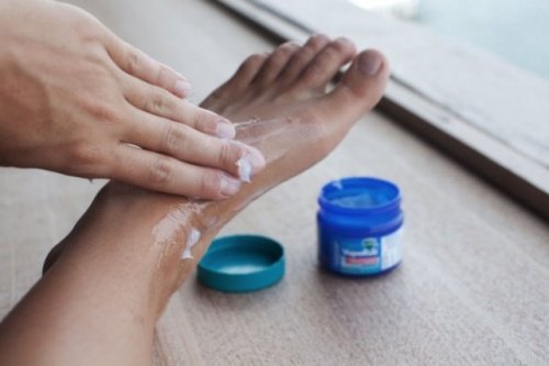 Нанасянето на малко Vicks VapoRub ще намали гъбичките и сухотата.