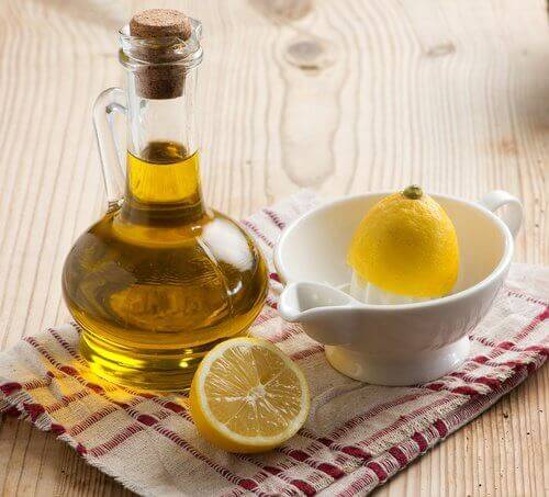 Лимон и зехтин за овлажняване на лакти и пети