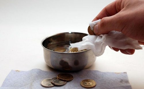 почистване на монети с помощта на кока колата