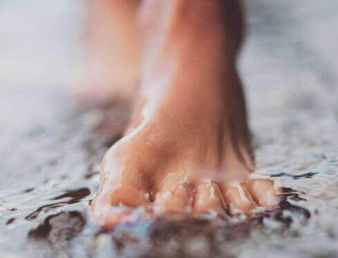 Потапяне на стъпалата в ледена вода