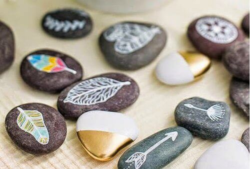 Рисуване върху камъни