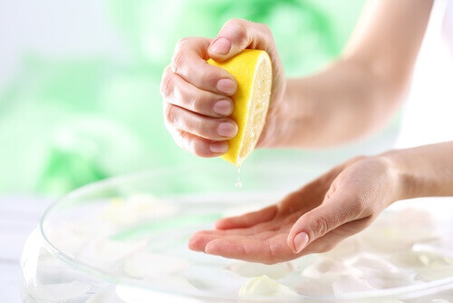 с помощта на лимоните можете да изсветлите кожата си, ако имате петна