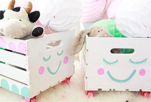 Направете играчки или подвързии за книги от стари дрехи