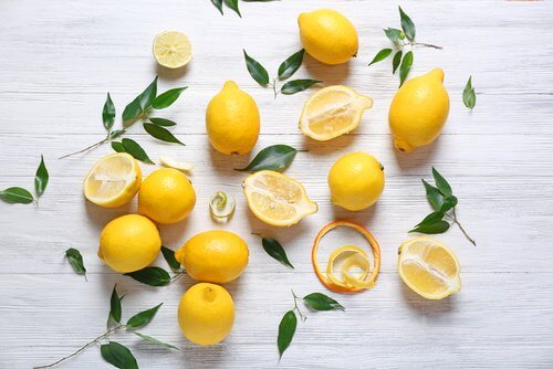 Използвайте лимони за изсветляване петната по шията