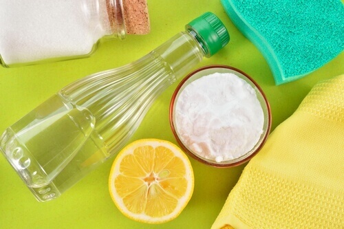 Vinagre blanco, bicarbonato de sodio y limón para calcetines blancos brillantes