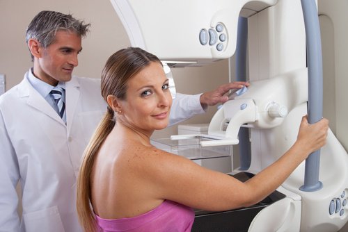 за по-качествена мамограма е нужно леко притискане на гърдите