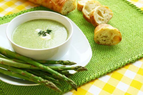 Една от най-вкусните супи е с аспержи