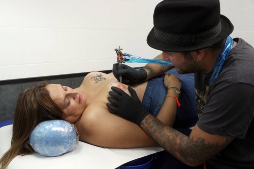 Татуисти възраждат женствеността на преборили рака на гърдата
