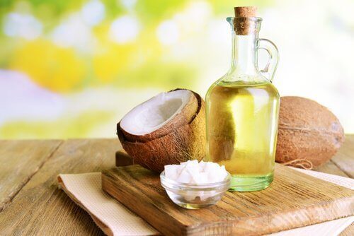 Натуралното кокосово масло се справя удивително добре с всички проблеми, които могат да възникнат при скалпа и косата