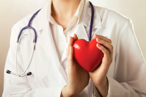 Лекар държащ сърце