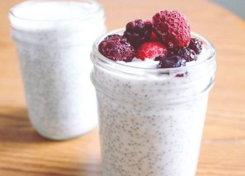 кисело мляко и плодове