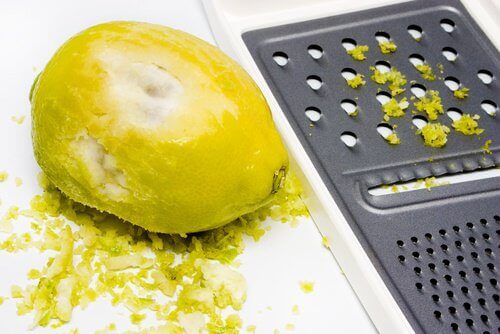 използвайте лимоновата кора за ароматизиране на дома