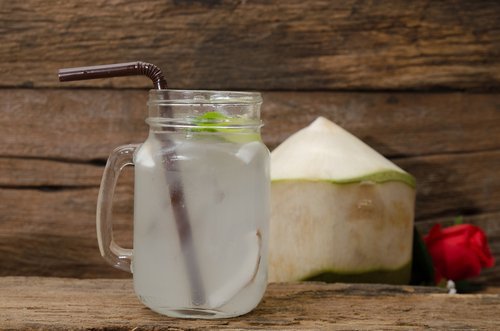 детоксикиращи води: лайм и кокос