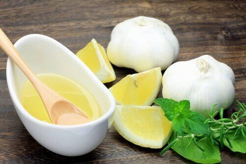 Как да си приготвите лекарство против брадавици с чесън и лимон