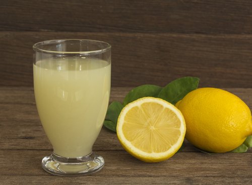 Значителното количество фибри, които съдържа лимона почистват стените на артериите.