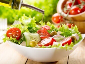 Не съхранявайте салати с дресинг в пластмасови дъдове