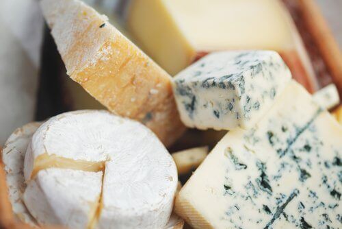 Не съхранявайте сирене в пластмасови съдове