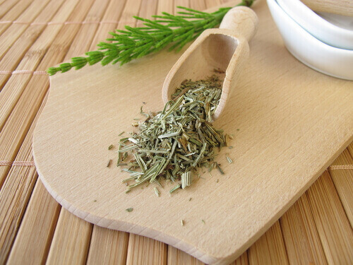 Вода за уста от хвощ против язвите в устата