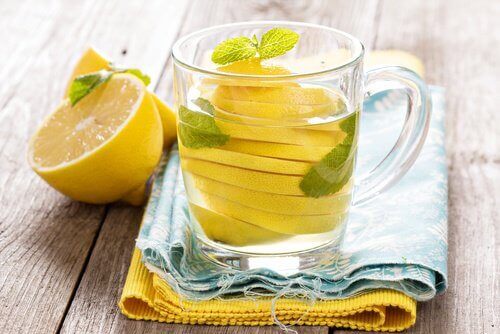 вода с лимонов сок за борба с коремното подуване
