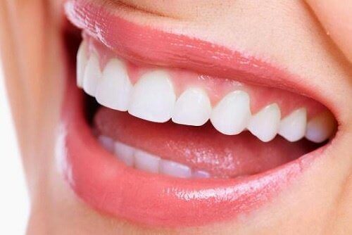Перфектно белите зъби са резултат от редица избелващи процедури