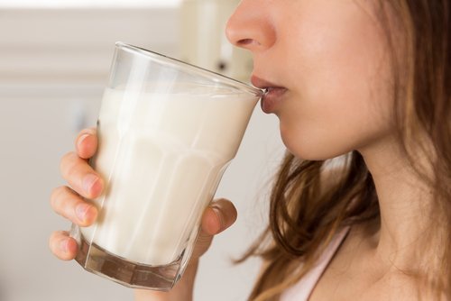 Нискомасленото мляко съдържа много калорий