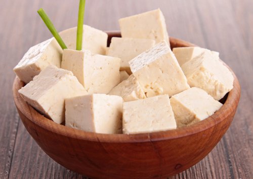 тофуто се прави от соя и съдържа много протеини