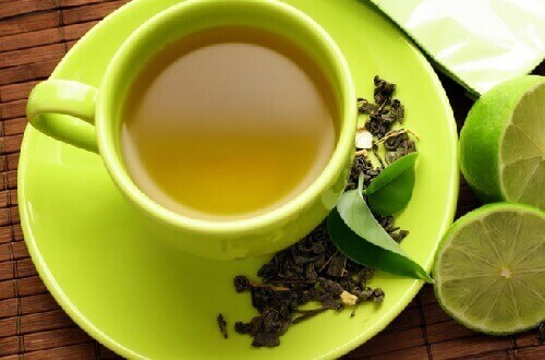 зелен чай и лимот - една от полезните за здравето комбинации от храни