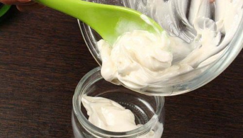 Домашен крем с мляко и витамин Е за лактите и коленете