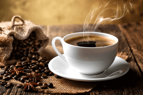 Прекомерната консумация на кофеин може да причини главоболие и мигрена.