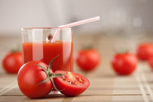 Натуралният доматен сок свива порите