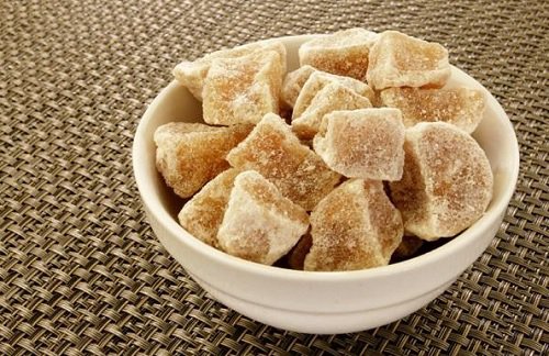 Захаросаният джинджифил наричан и кристализиран е вкусен десерт