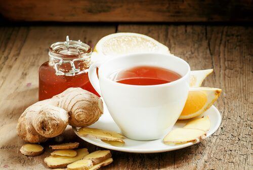 чай от джинджифил и куркума против подуването на коленете