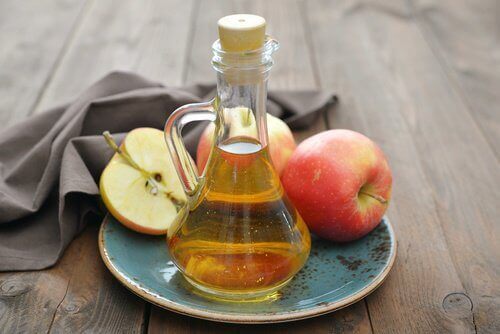 Ябълковият оцет е често използван продукт за третиране на мазоли по краката.