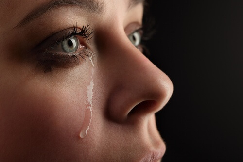 Емоционалното изразяване на жената е тясно свързано с плача.