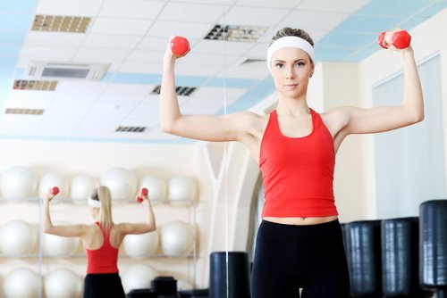 Физическата активност помага да се оформят мускулите, които защитават кръста.