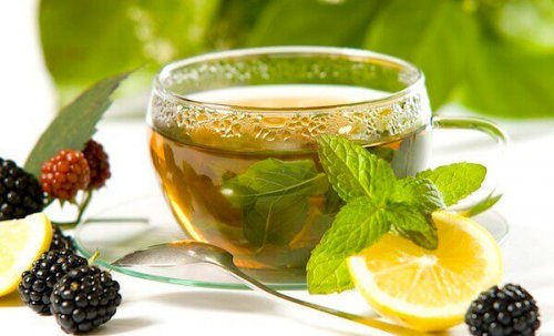 приготвяне на зелен чай с лимон